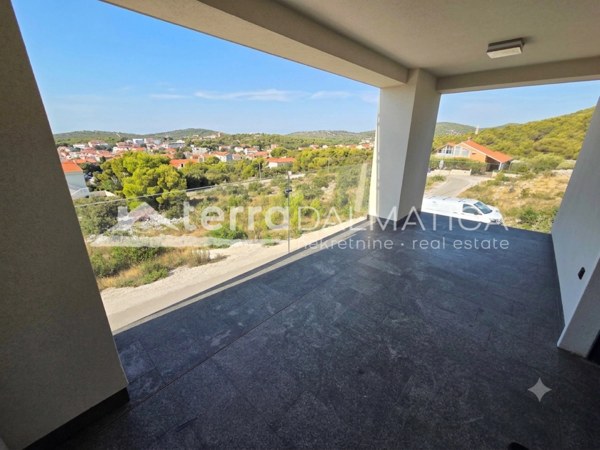 Neubau auf der Insel Murter – Terrasse und Parkplatz