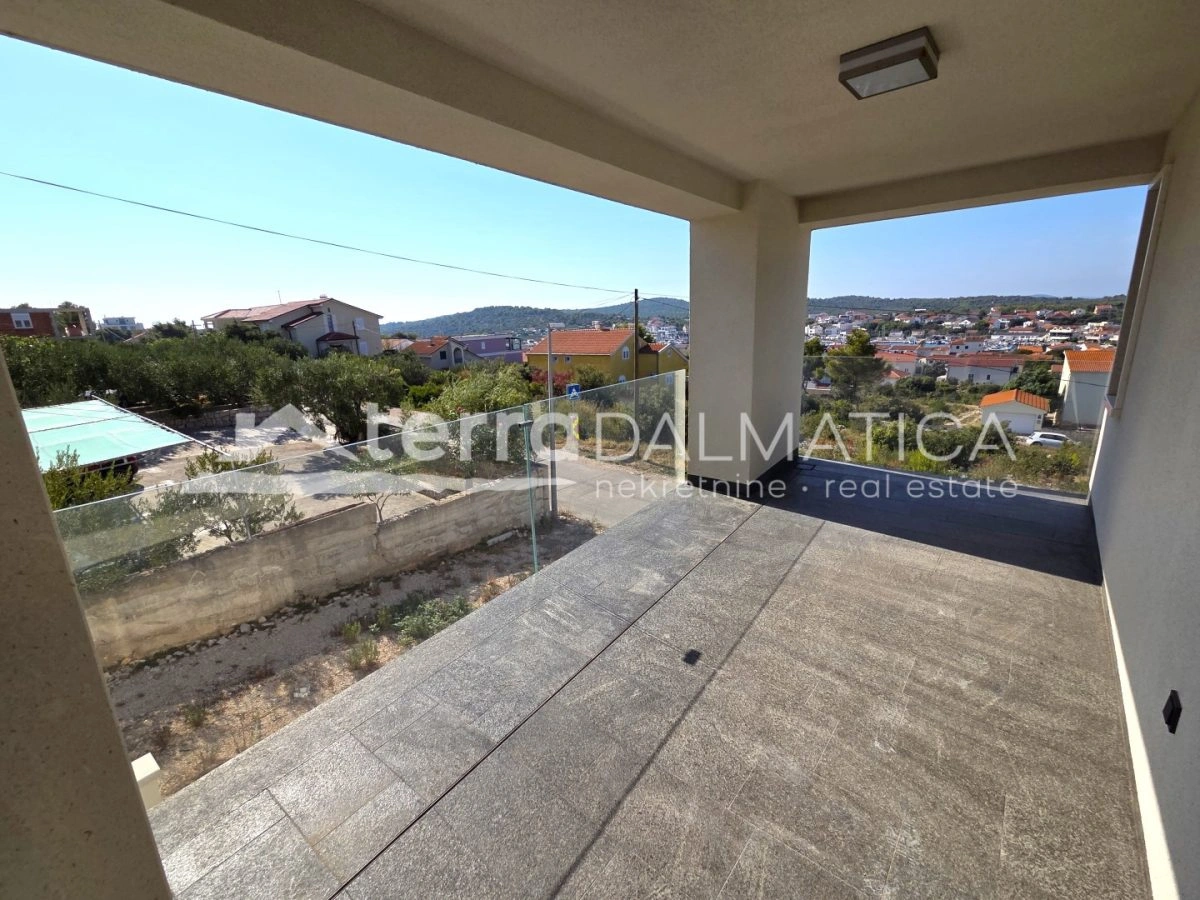 Neubau mit Parkplatz und Terrasse auf der Insel Murter