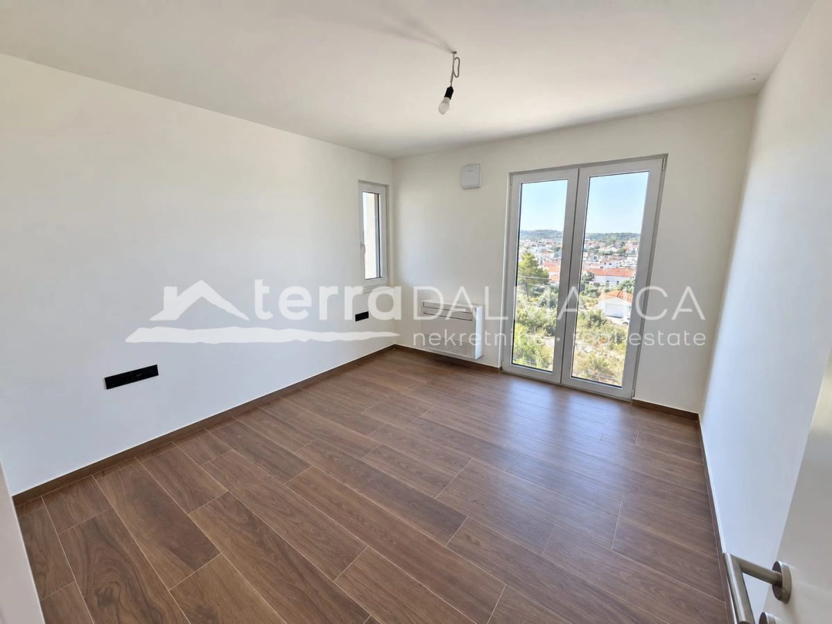 Neubau mit Parkplatz und Terrasse auf der Insel Murter