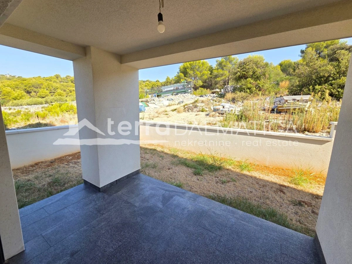 Neubau auf der Insel Murter mit Garten, Terrassen und Parkplatz