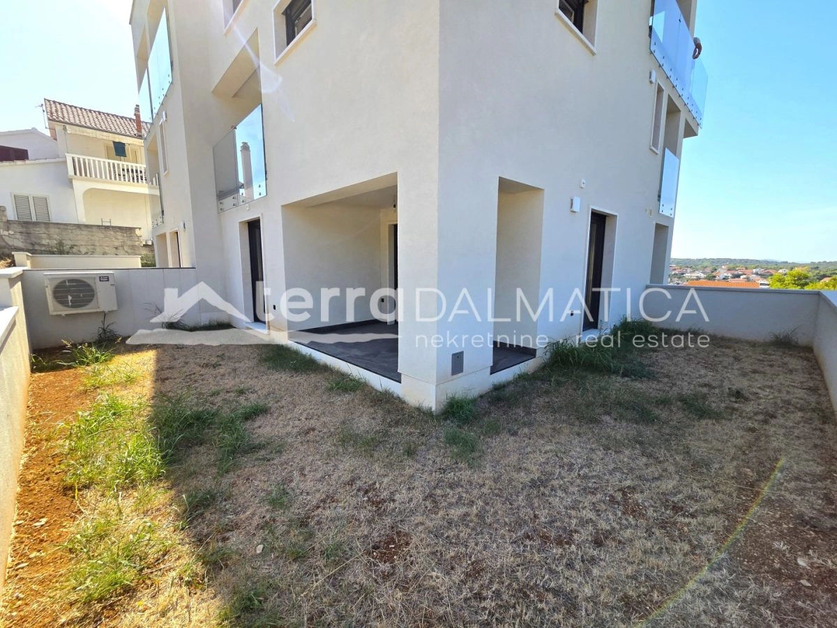 Neubau auf der Insel Murter mit Garten, Terrassen und Parkplatz