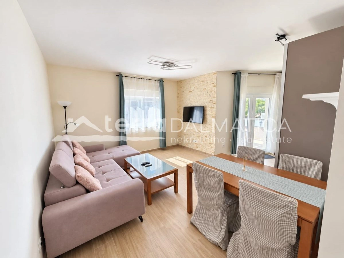 Wohnung in Primošten – Parkplatz, Terrasse und Abstellraum