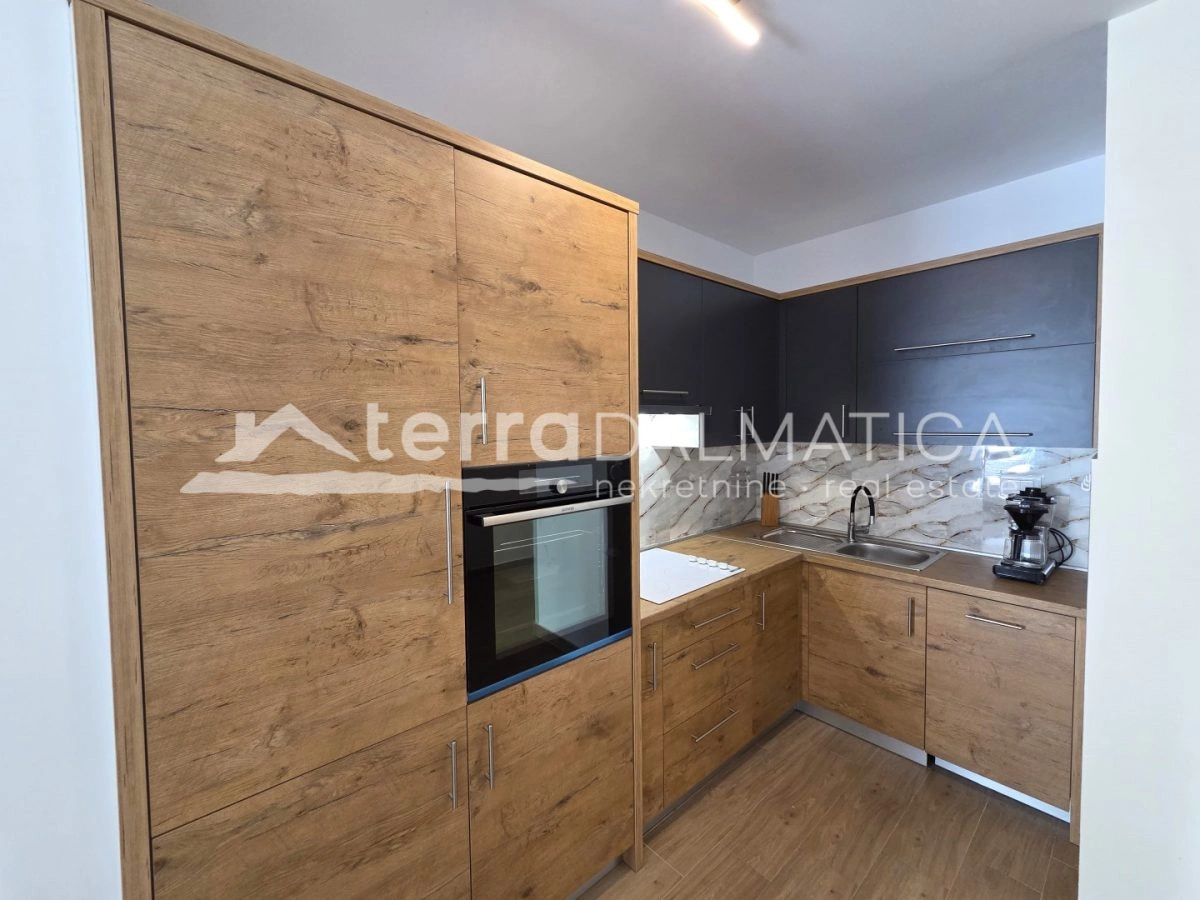 Wohnung in Primošten – Parkplatz, Terrasse und Abstellraum
