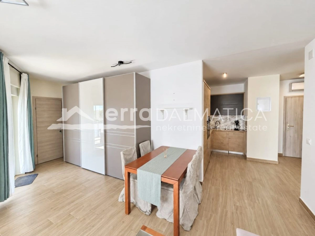 Wohnung in Primošten – Parkplatz, Terrasse und Abstellraum