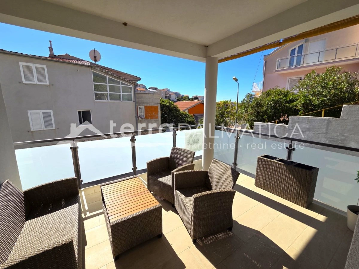 Wohnung in Primošten – Parkplatz, Terrasse und Abstellraum