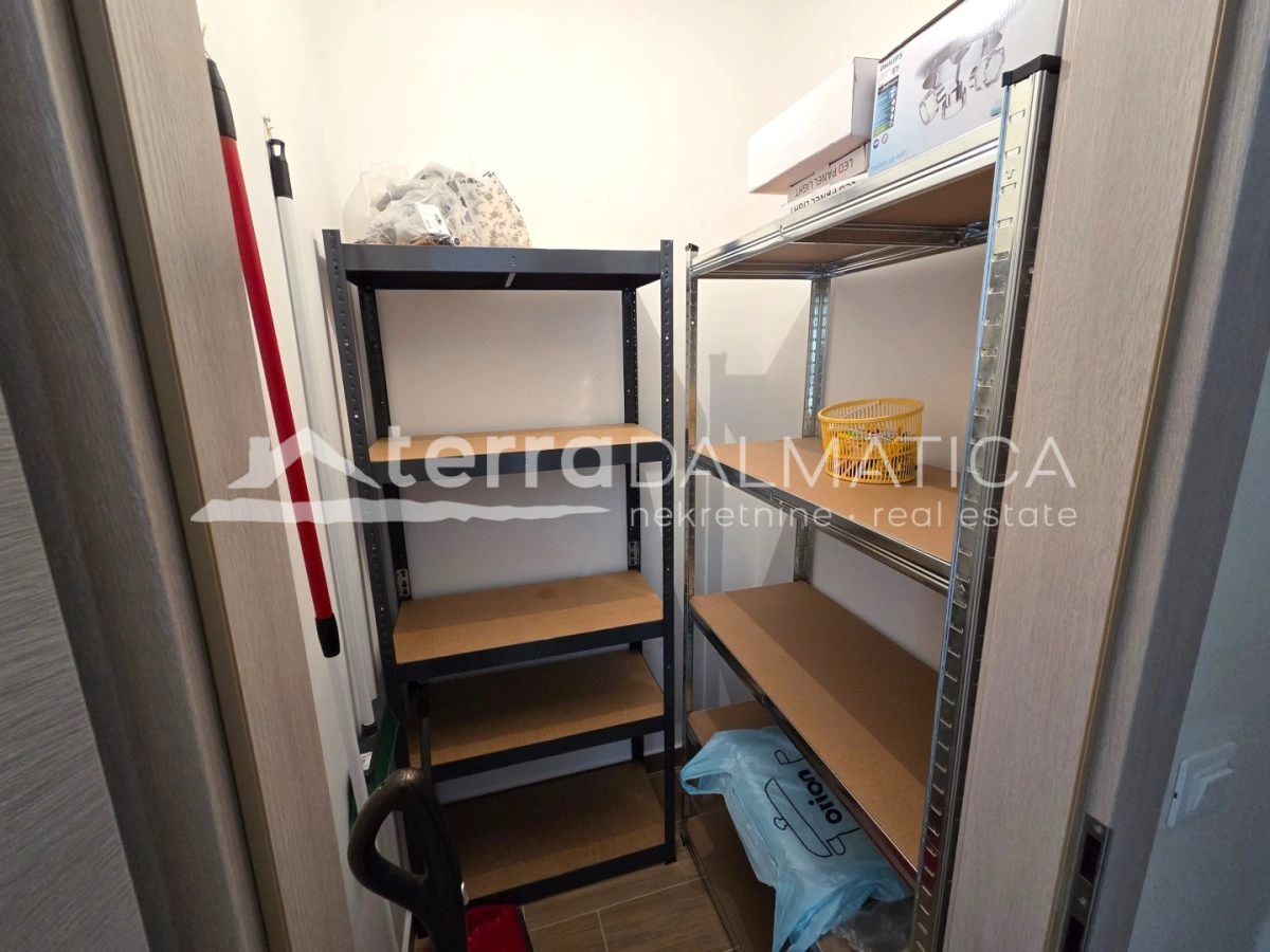 Wohnung in Primošten – Parkplatz, Terrasse und Abstellraum