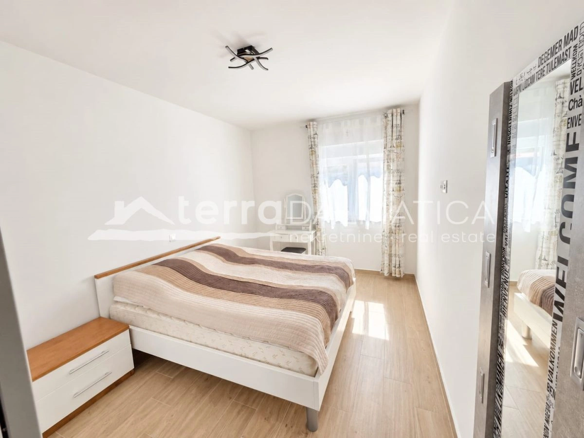 Wohnung in Primošten – Parkplatz, Terrasse und Abstellraum