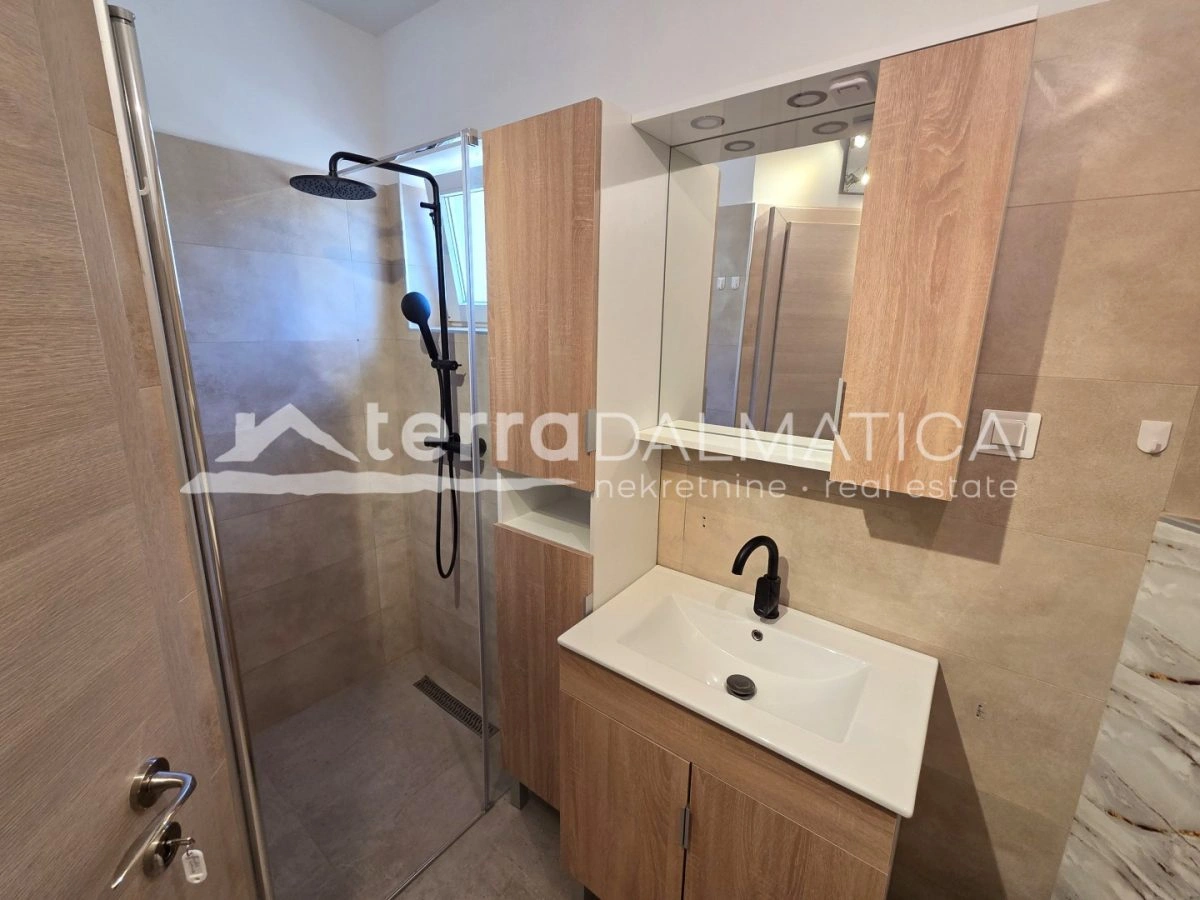 Wohnung in Primošten – Parkplatz, Terrasse und Abstellraum