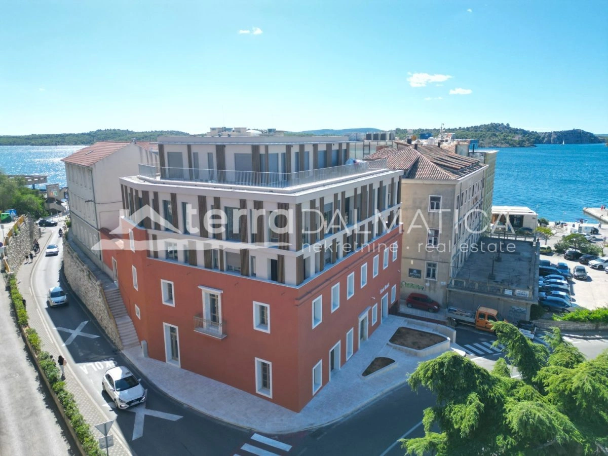 Neubau im Zentrum von Šibenik – erste Reihe zum Meer und direkt am Wasser mit Garage
