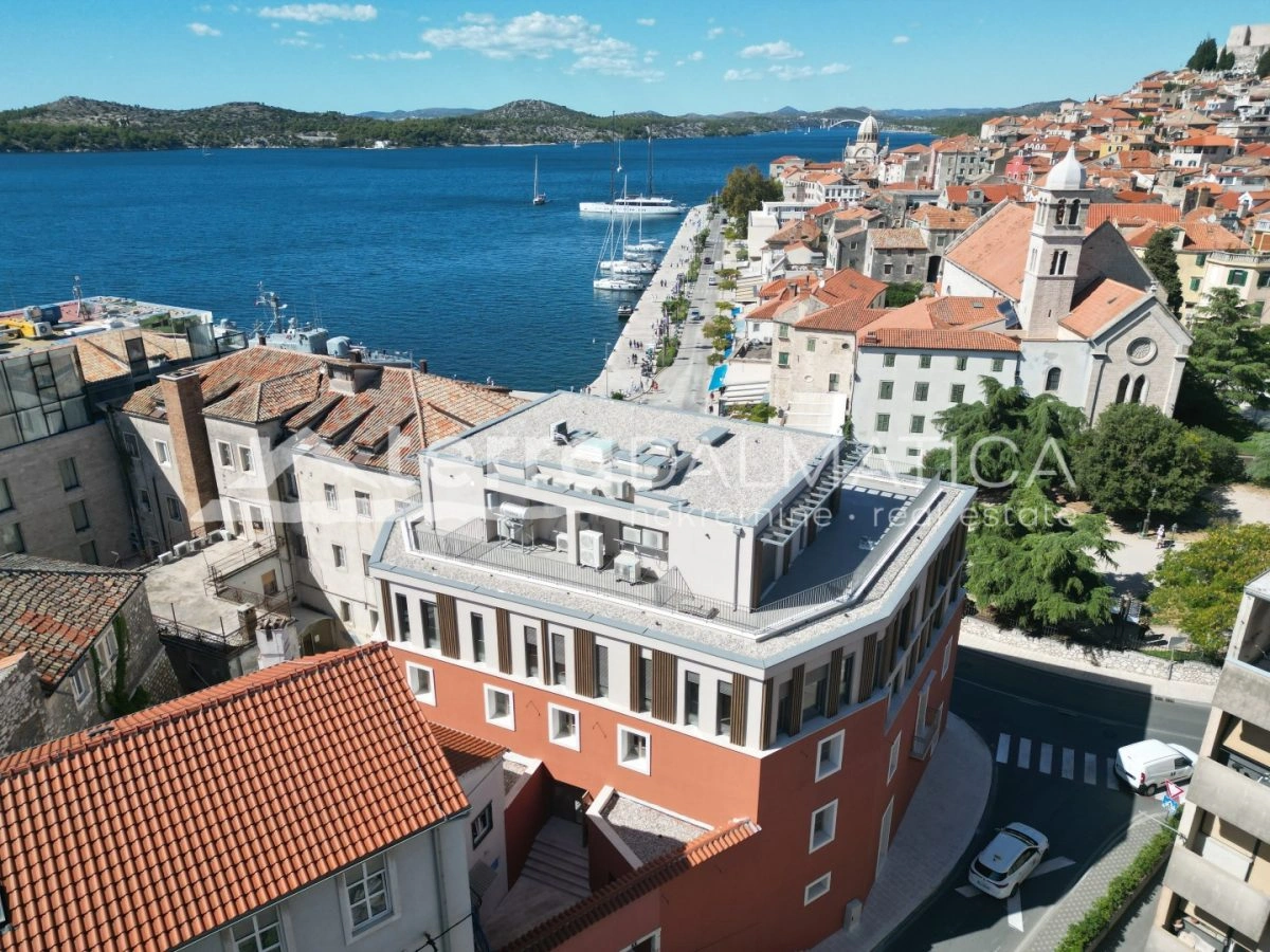 Neubau im Zentrum von Šibenik – erste Reihe zum Meer und direkt am Wasser mit Garage