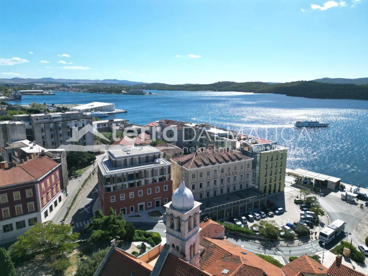 Neubau im Zentrum von Šibenik – erste Reihe zum Meer und direkt am Wasser mit Garage