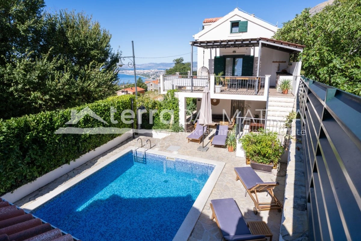 Haus in Podstrana mit Panoramablick aufs Meer, Swimmingpool und Parkplatz