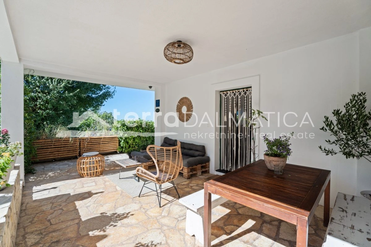 Haus in Podstrana mit Panoramablick aufs Meer, Swimmingpool und Parkplatz