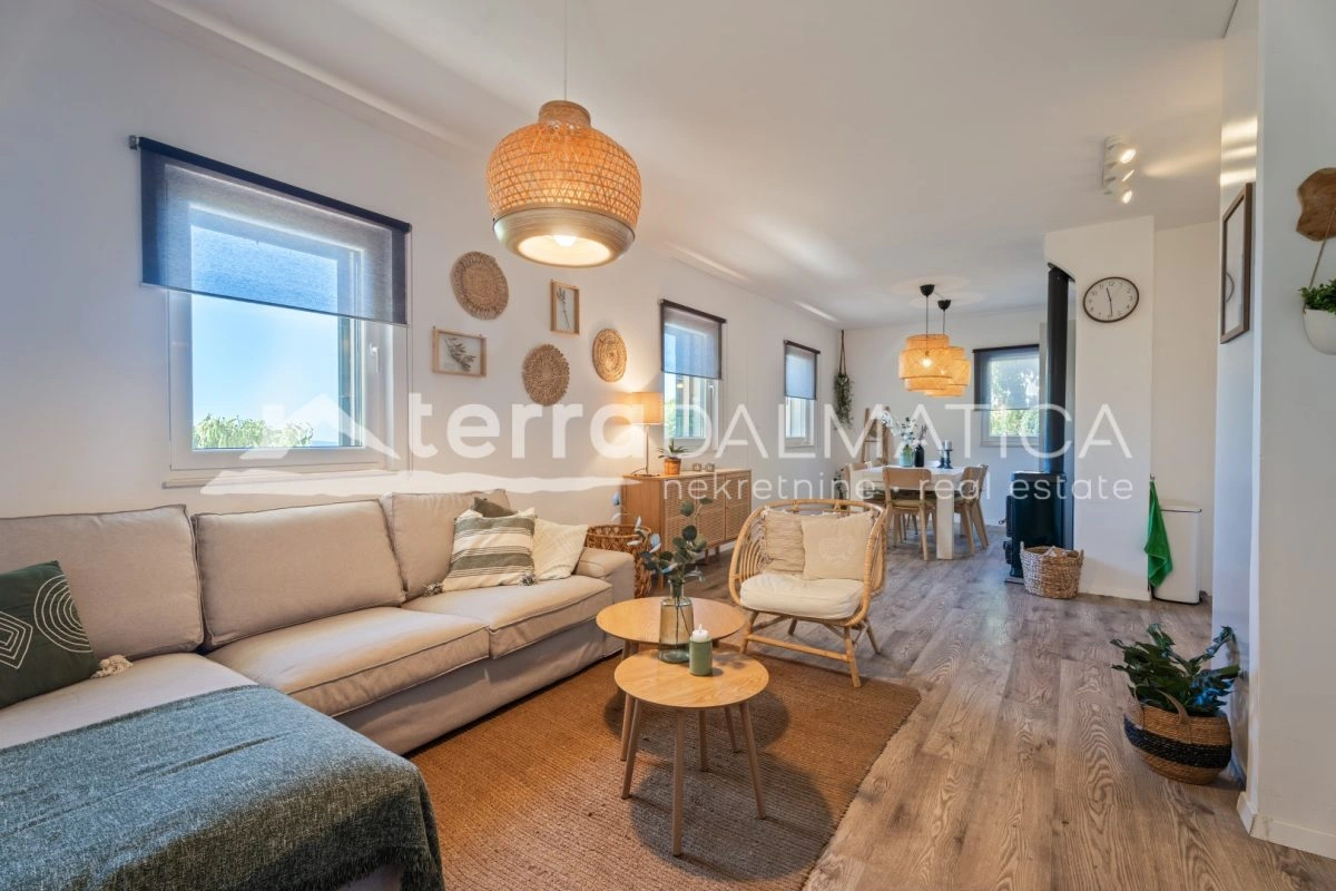 Haus in Podstrana mit Panoramablick aufs Meer, Swimmingpool und Parkplatz