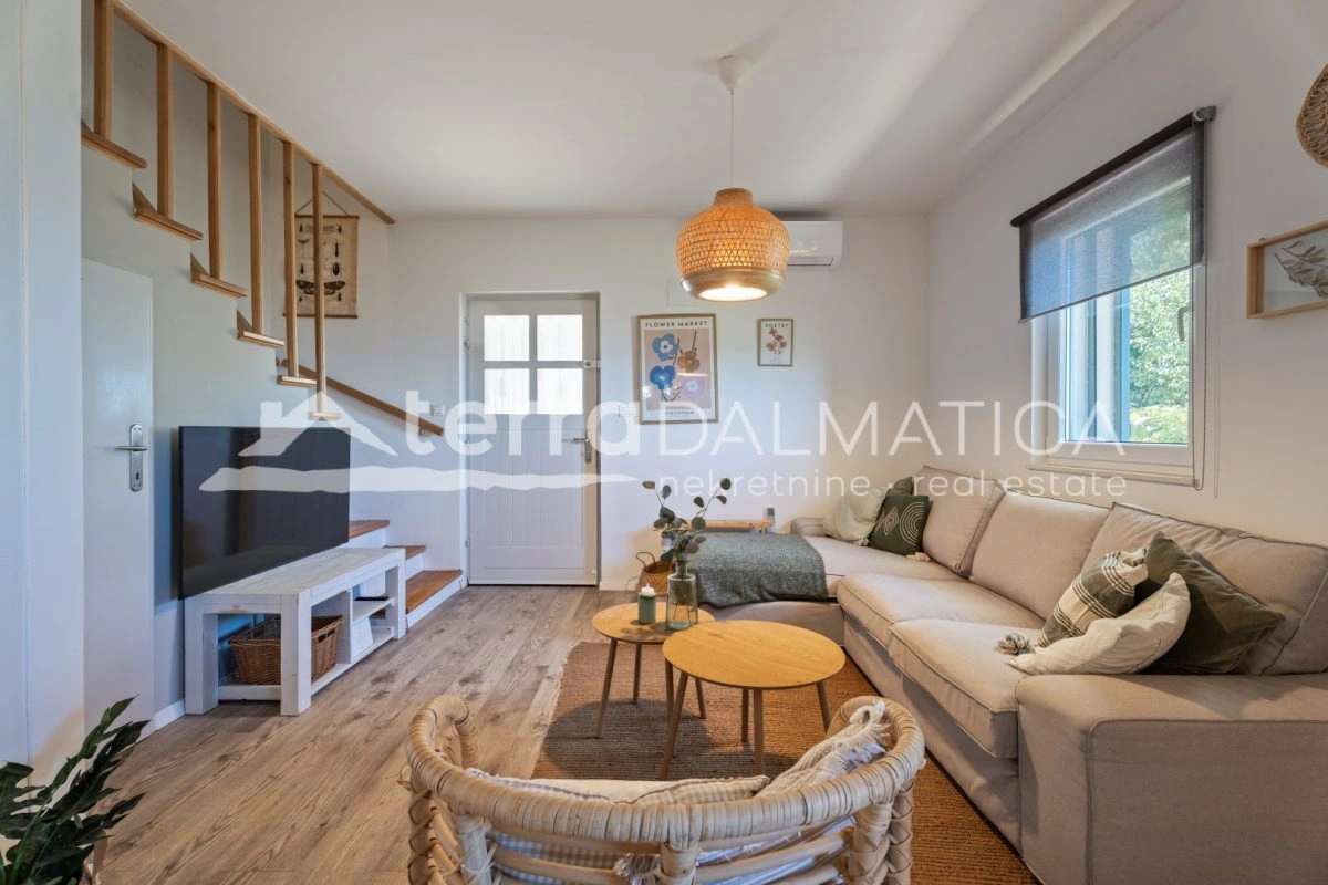 Haus in Podstrana mit Panoramablick aufs Meer, Swimmingpool und Parkplatz