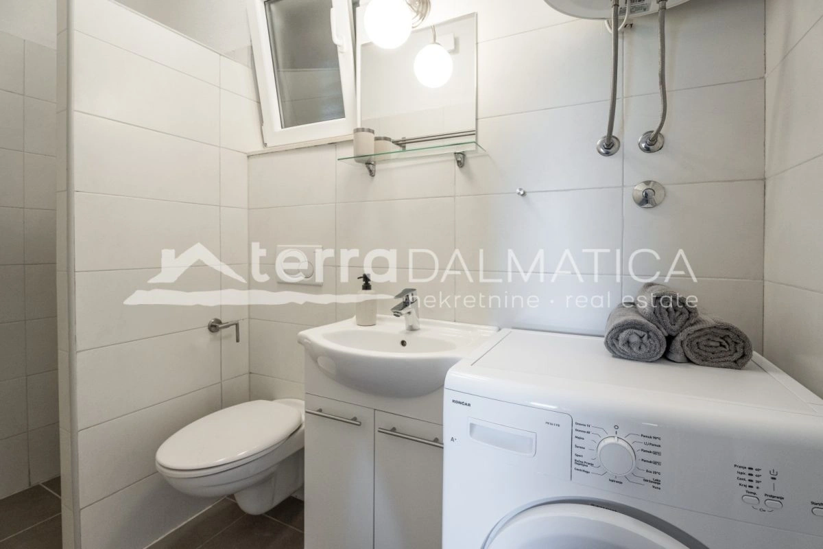 Haus in Podstrana mit Panoramablick aufs Meer, Swimmingpool und Parkplatz
