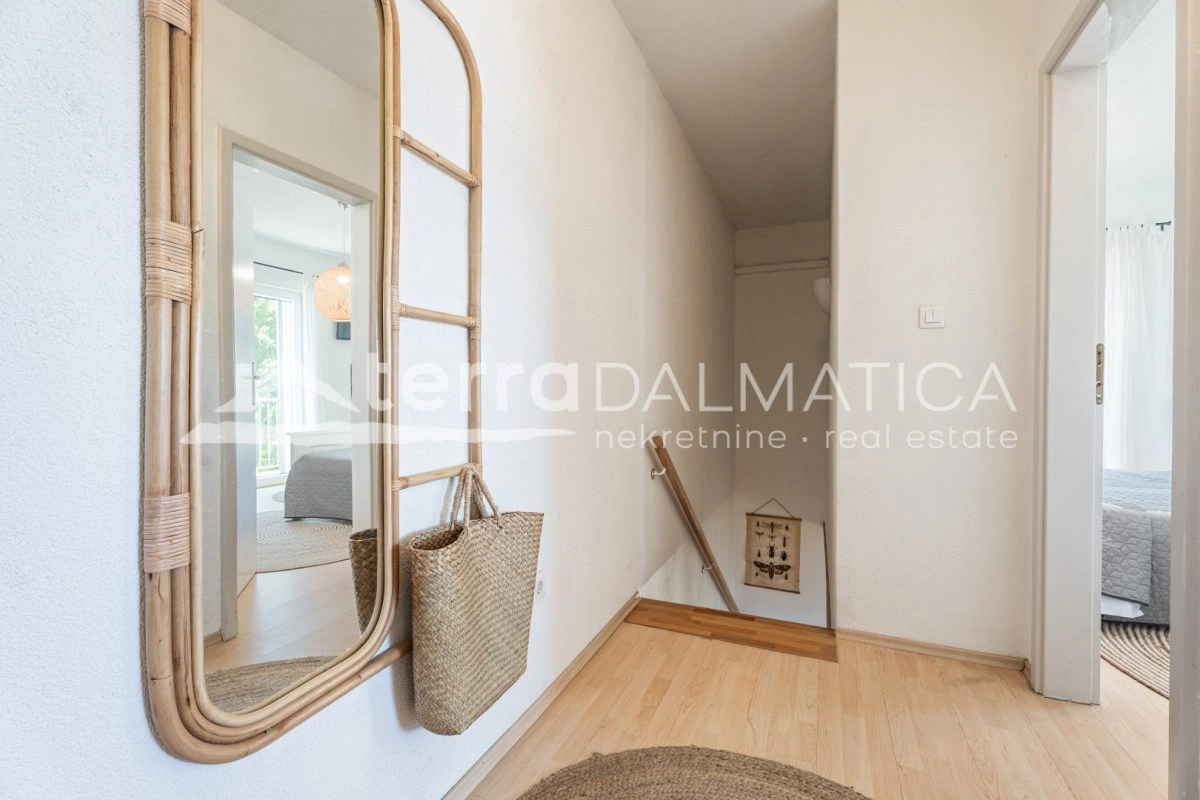 Haus in Podstrana mit Panoramablick aufs Meer, Swimmingpool und Parkplatz