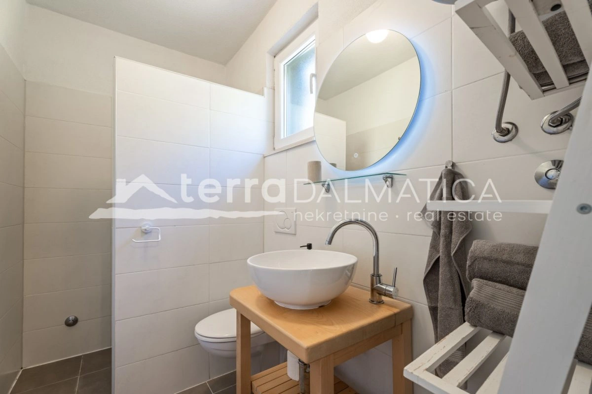Haus in Podstrana mit Panoramablick aufs Meer, Swimmingpool und Parkplatz