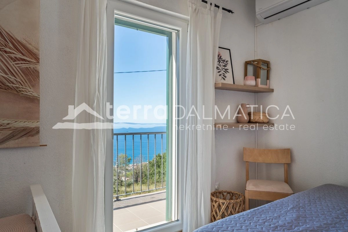 Haus in Podstrana mit Panoramablick aufs Meer, Swimmingpool und Parkplatz