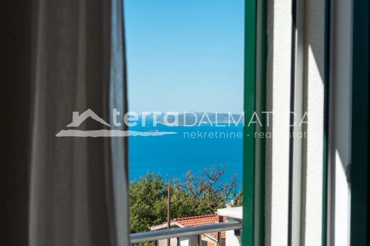 Haus in Podstrana mit Panoramablick aufs Meer, Swimmingpool und Parkplatz