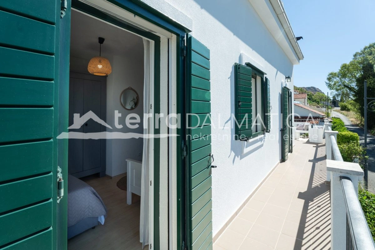 Haus in Podstrana mit Panoramablick aufs Meer, Swimmingpool und Parkplatz