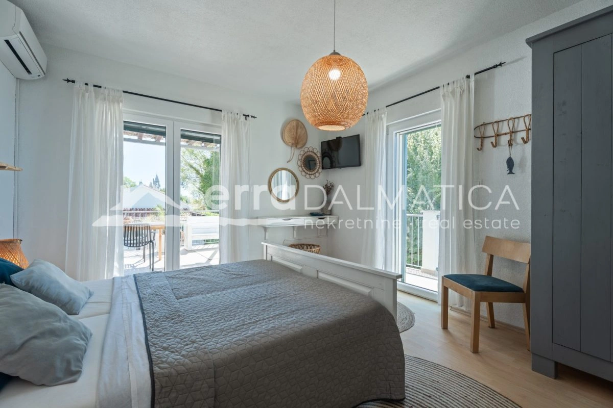 Haus in Podstrana mit Panoramablick aufs Meer, Swimmingpool und Parkplatz