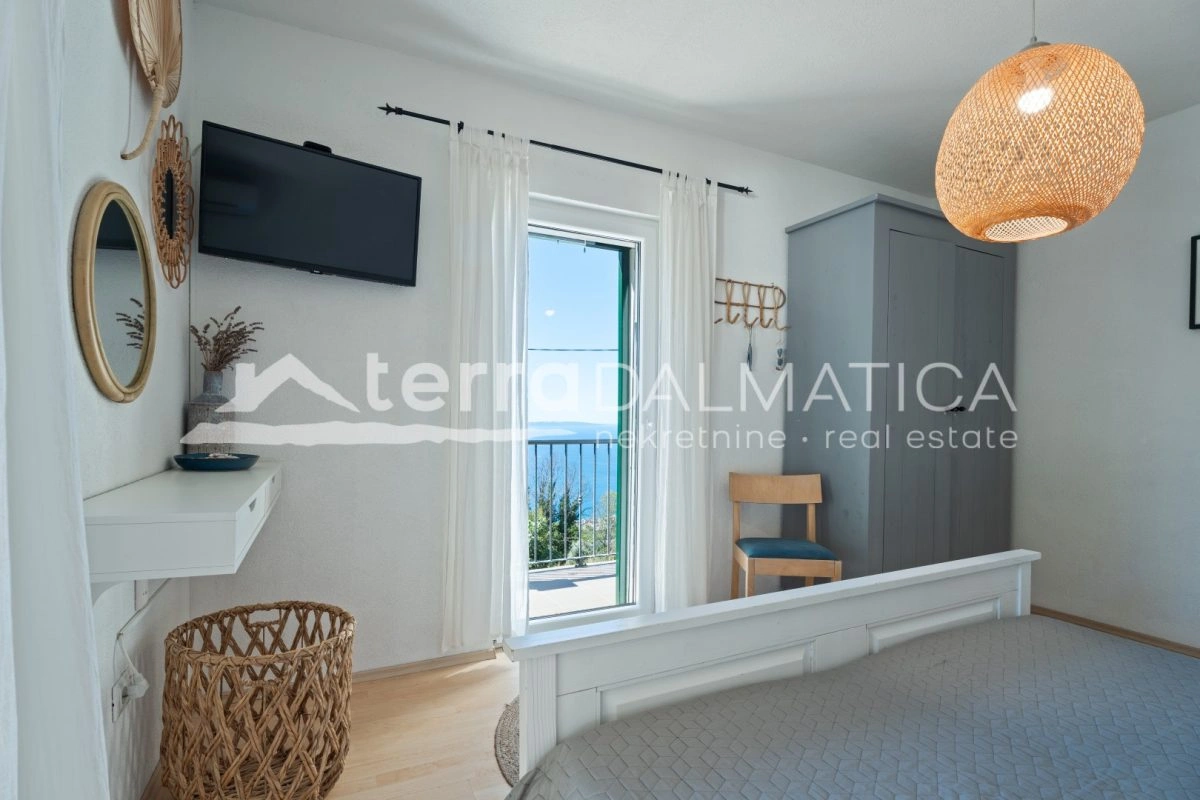 Haus in Podstrana mit Panoramablick aufs Meer, Swimmingpool und Parkplatz