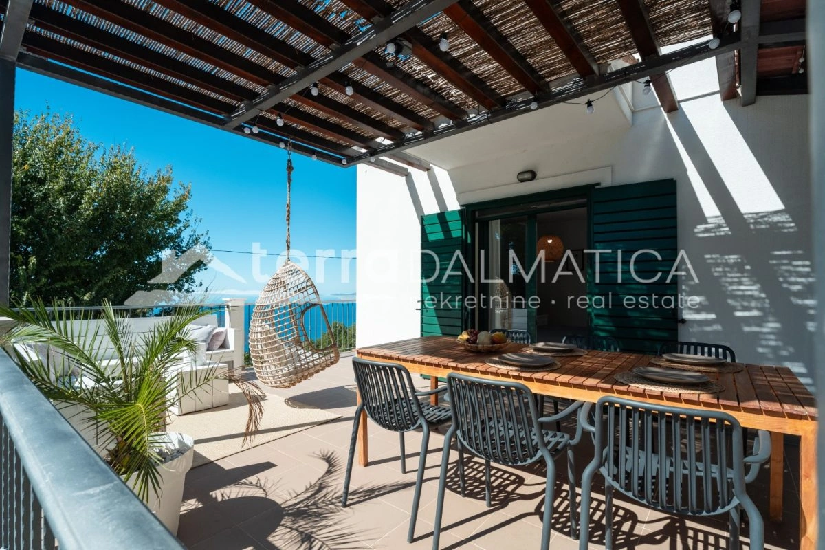 Haus in Podstrana mit Panoramablick aufs Meer, Swimmingpool und Parkplatz