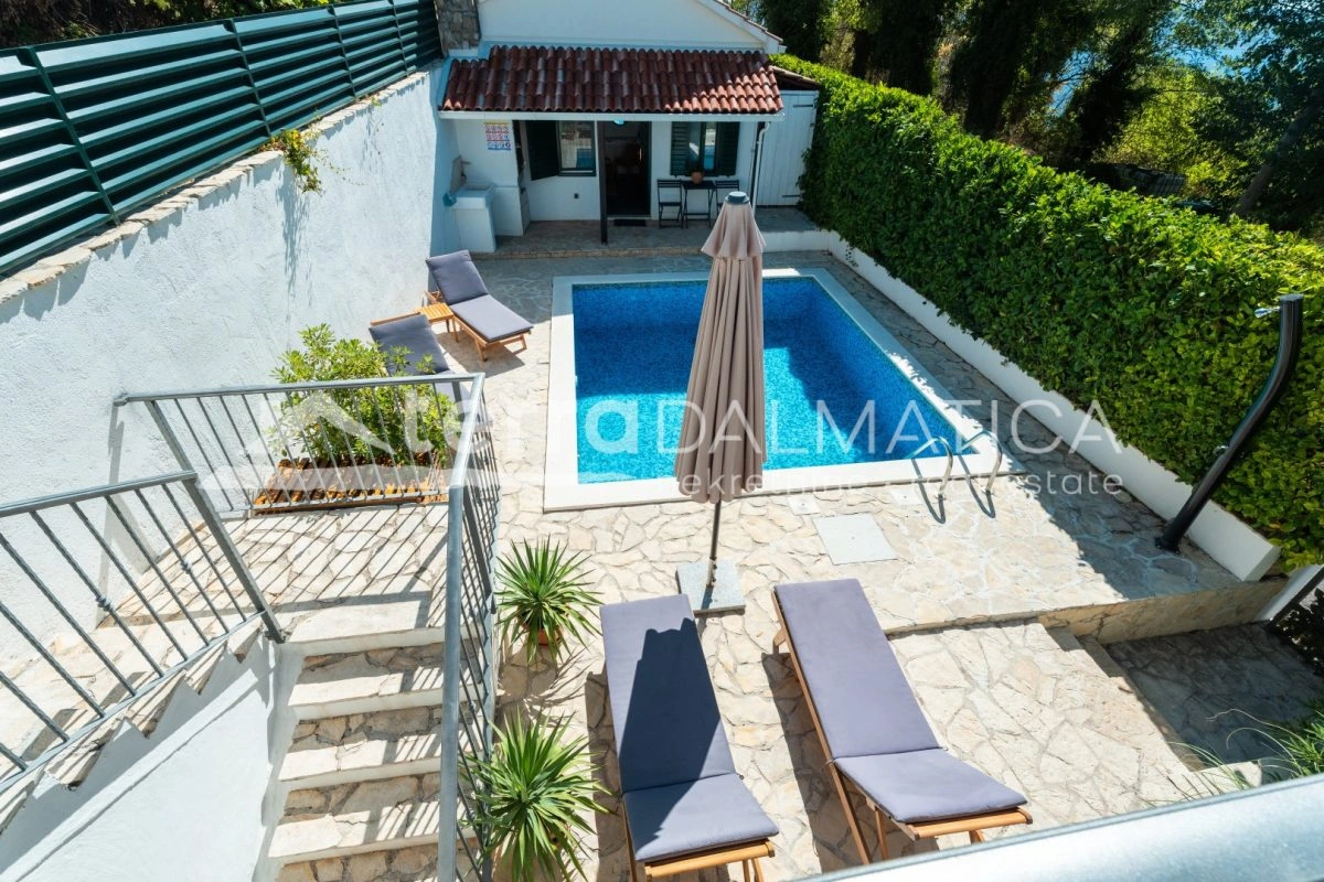 Haus in Podstrana mit Panoramablick aufs Meer, Swimmingpool und Parkplatz