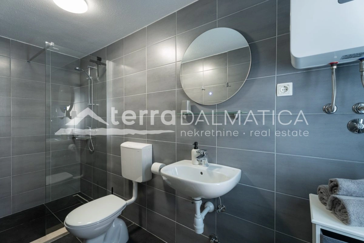 Haus in Podstrana mit Panoramablick aufs Meer, Swimmingpool und Parkplatz