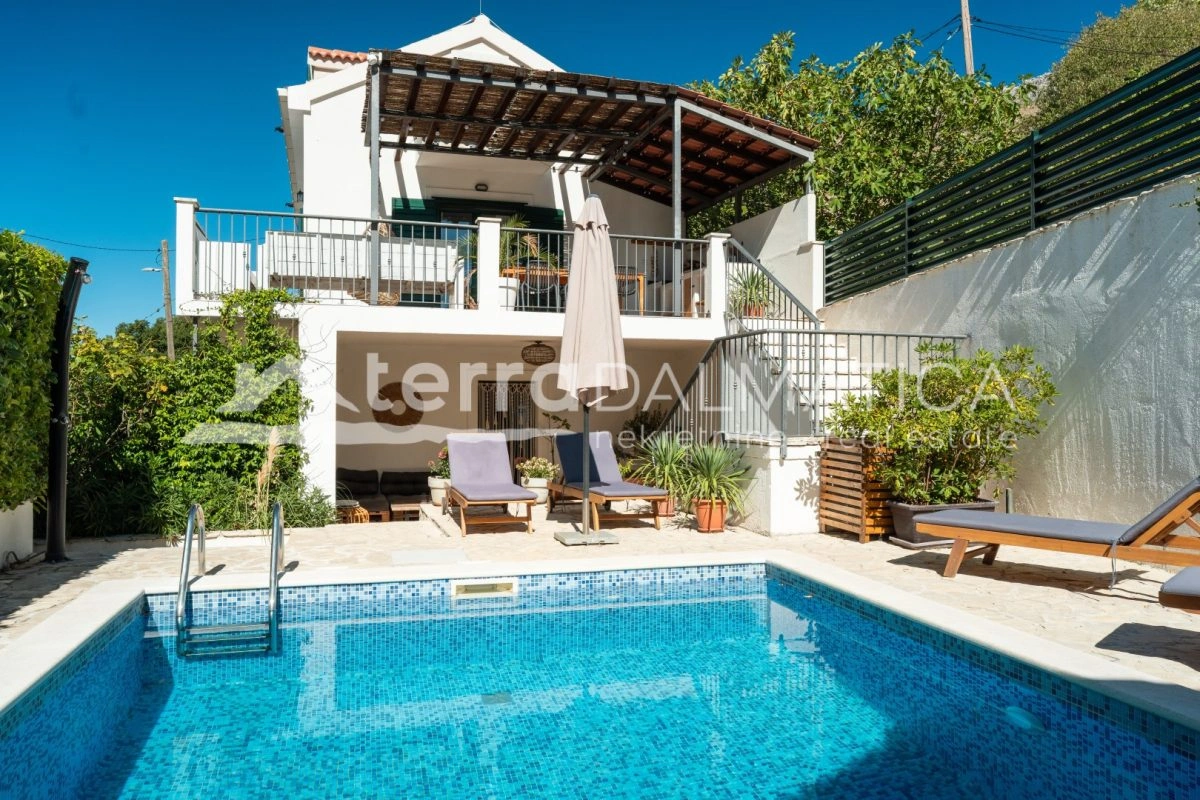 Haus in Podstrana mit Panoramablick aufs Meer, Swimmingpool und Parkplatz