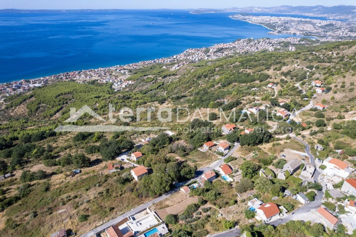 Haus in Podstrana mit Panoramablick aufs Meer, Swimmingpool und Parkplatz