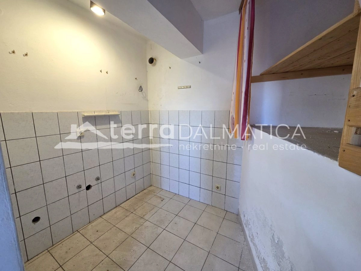 Kamenný dům k rekonstrukci na ostrově Prvić – jedinečná lokalita, první řada u moře
