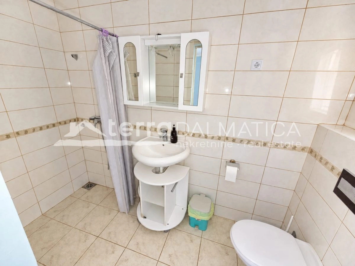Dům na ostrově Murter se 4 bytovými jednotkami, garáží a prostornou zahradou