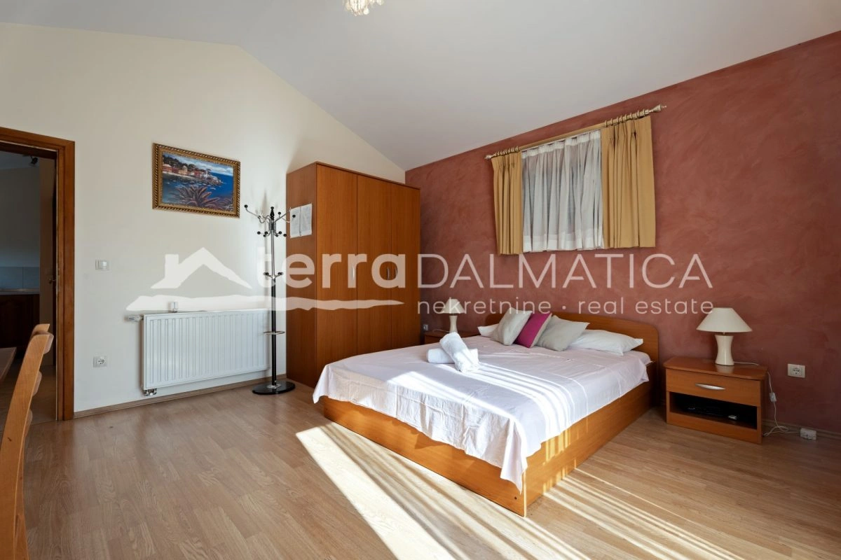 Hiša v Žaboriću - prva vrsta do morja s 6 stanovanjskimi enotami na parceli velikosti 1030 m2