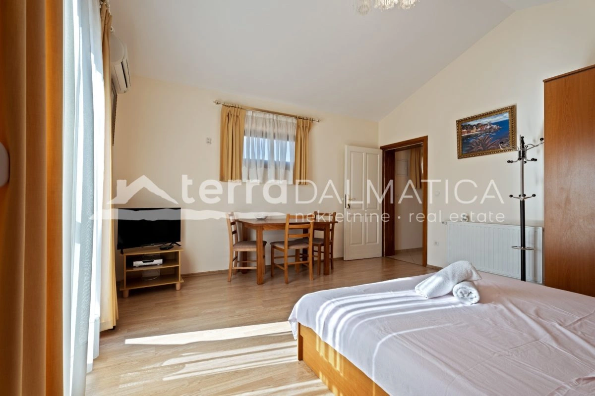 Hiša v Žaboriću - prva vrsta do morja s 6 stanovanjskimi enotami na parceli velikosti 1030 m2