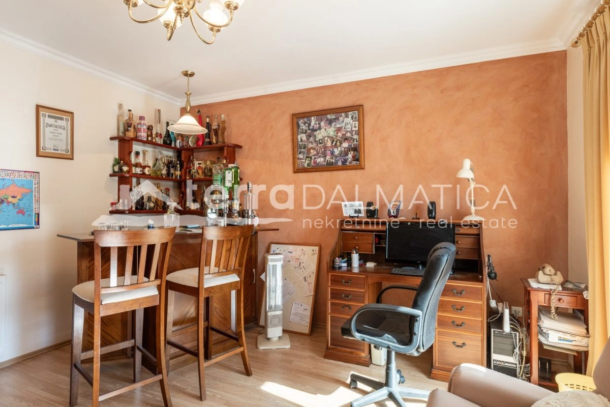 Hiša v Žaboriću - prva vrsta do morja s 6 stanovanjskimi enotami na parceli velikosti 1030 m2