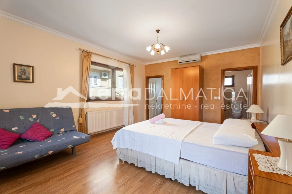 Hiša v Žaboriću - prva vrsta do morja s 6 stanovanjskimi enotami na parceli velikosti 1030 m2
