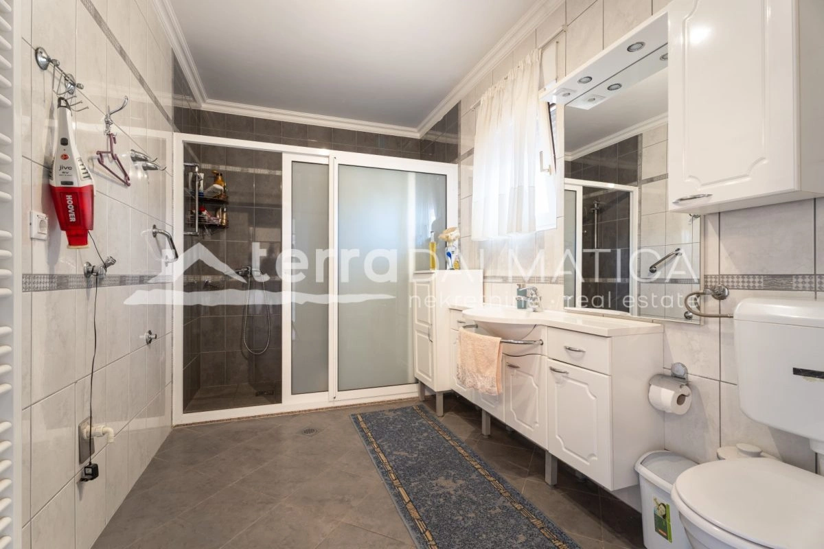 Hiša v Žaboriću - prva vrsta do morja s 6 stanovanjskimi enotami na parceli velikosti 1030 m2