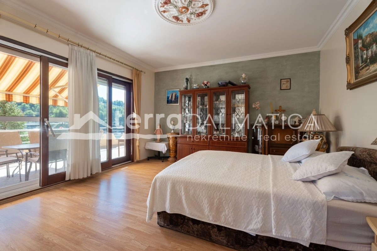 Hiša v Žaboriću - prva vrsta do morja s 6 stanovanjskimi enotami na parceli velikosti 1030 m2