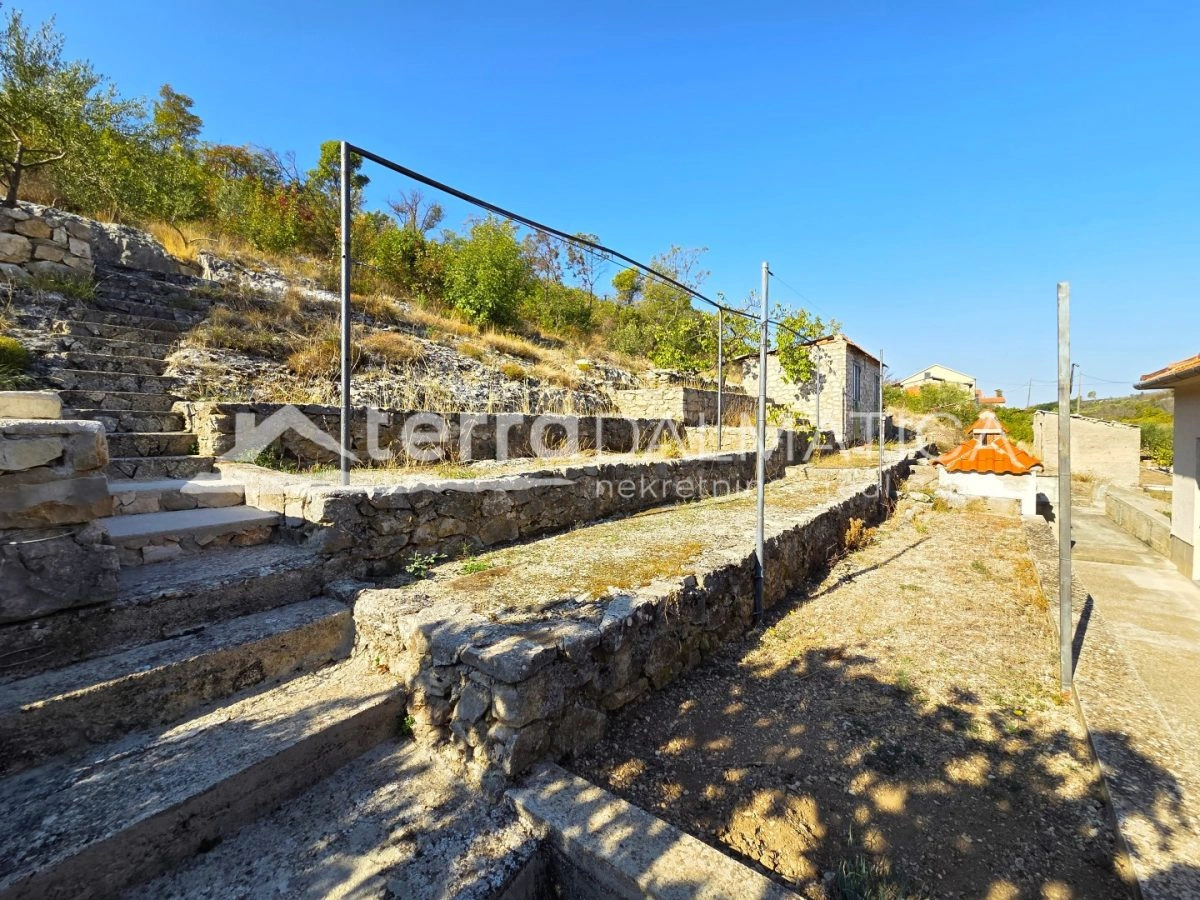 Kuća 209 m² u Zatonu kod Šibenika – prostrano dvorište i garaža