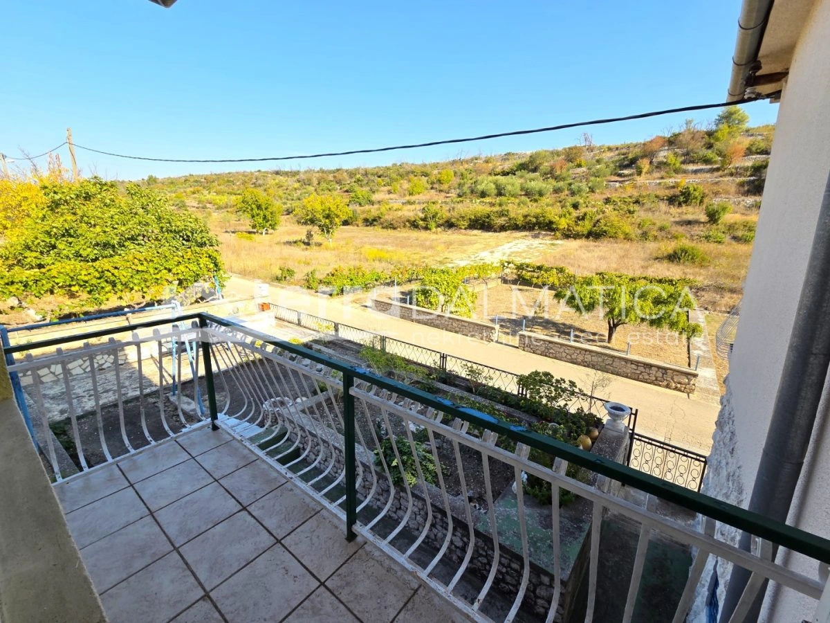 Kuća 209 m² u Zatonu kod Šibenika – prostrano dvorište i garaža
