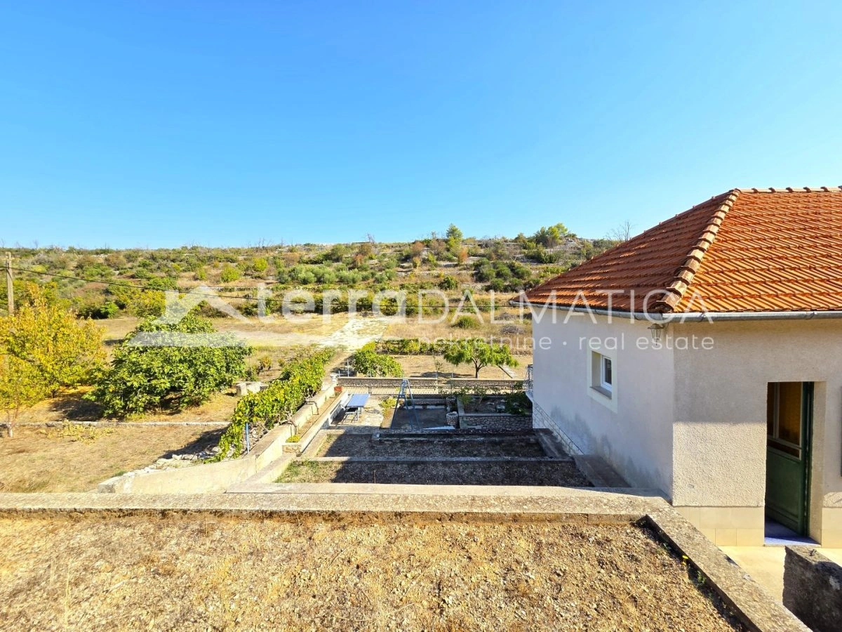 Kuća 209 m² u Zatonu kod Šibenika – prostrano dvorište i garaža