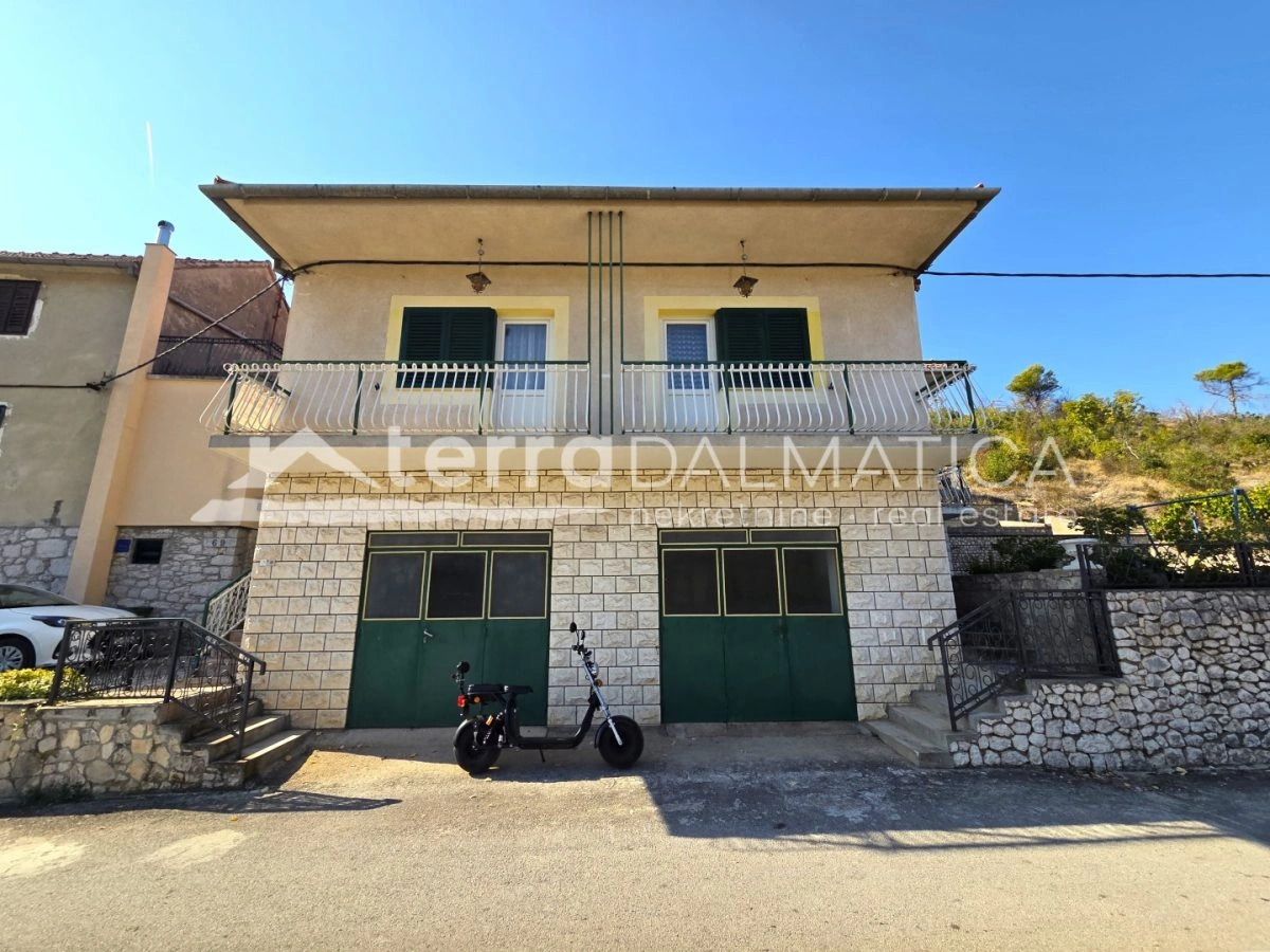 Kuća 209 m² u Zatonu kod Šibenika – prostrano dvorište i garaža