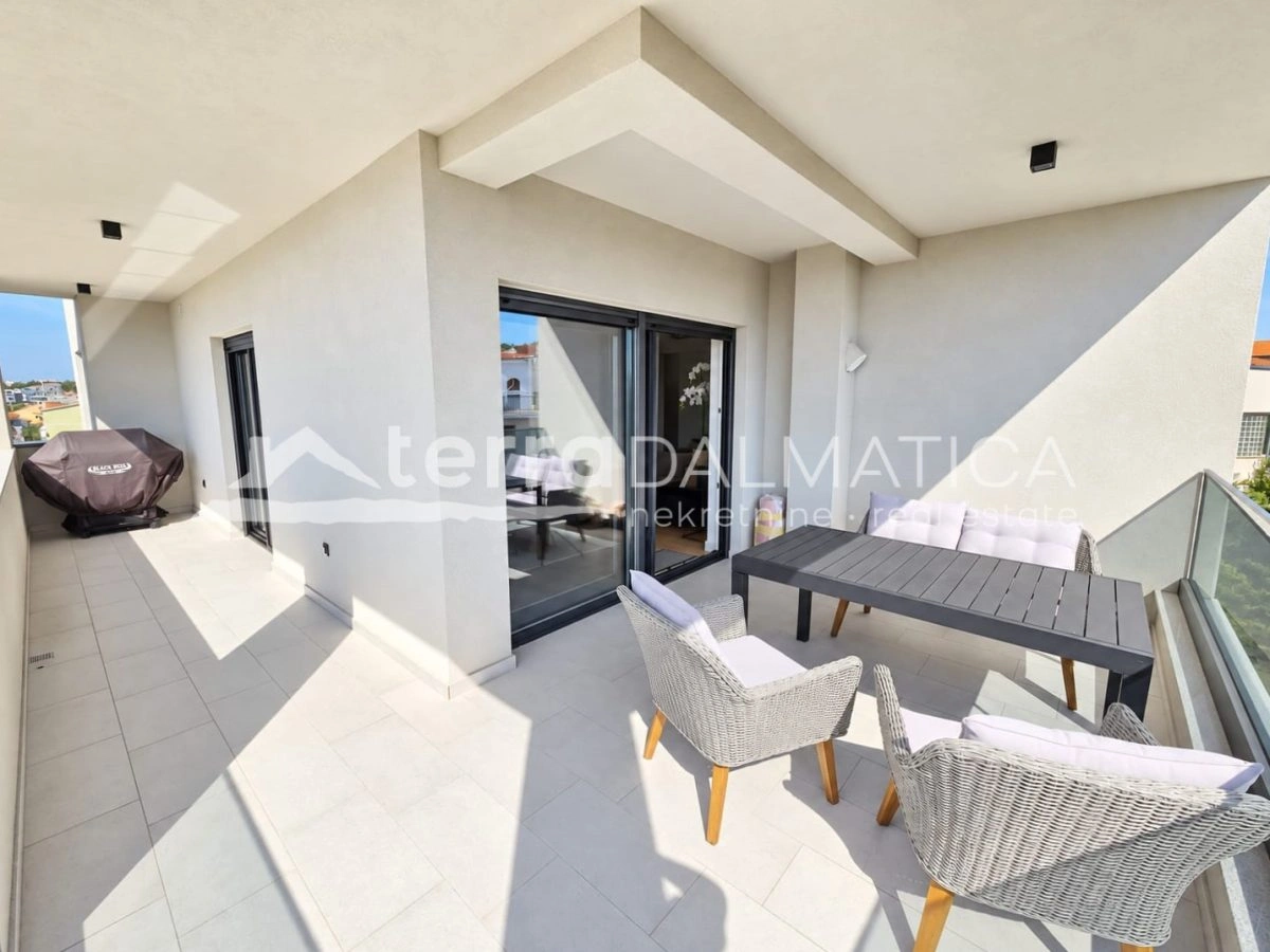 Penthouse in Brodarica with sea view, terrace and parking