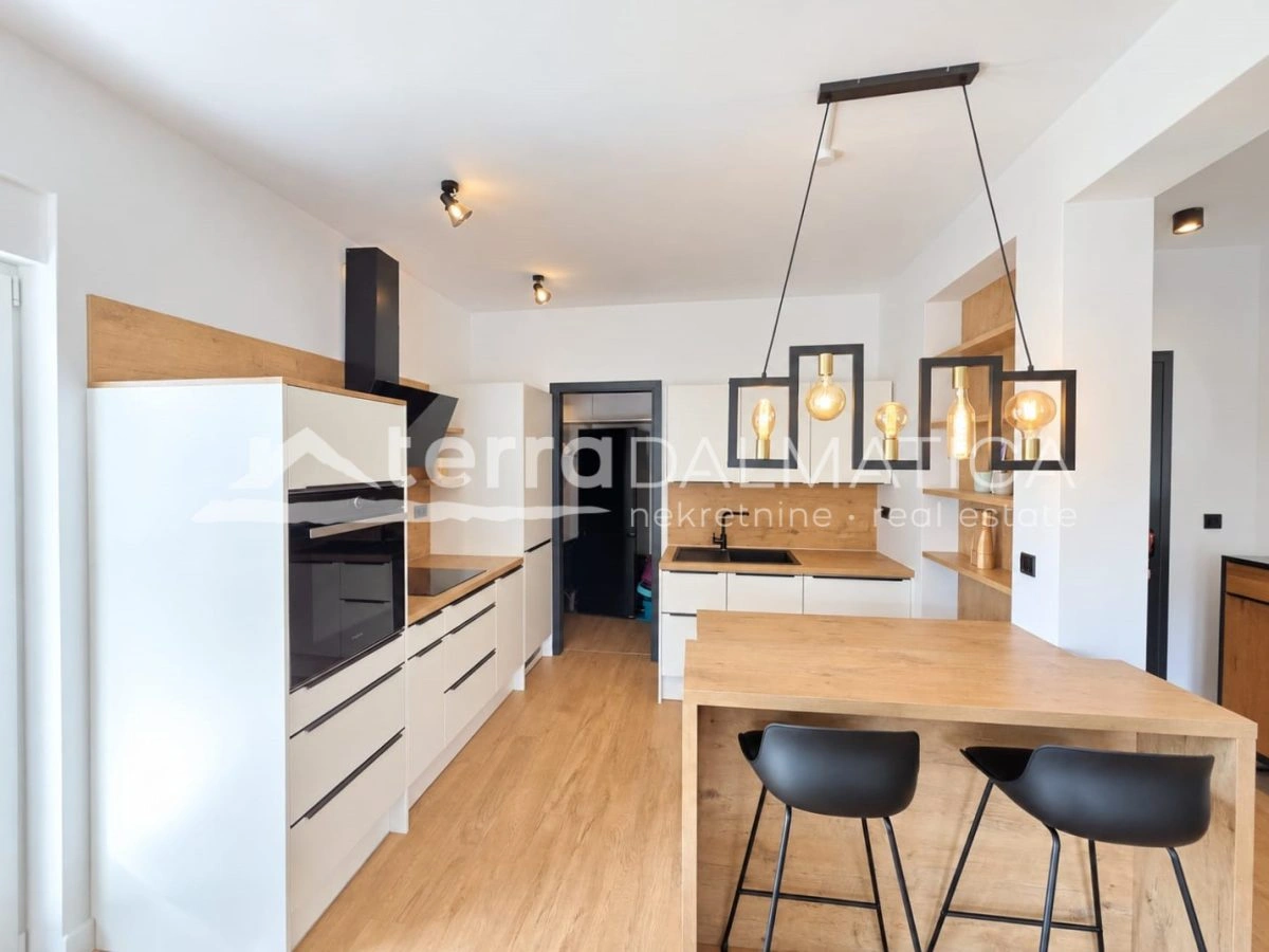 Penthouse in Brodarica with sea view, terrace and parking