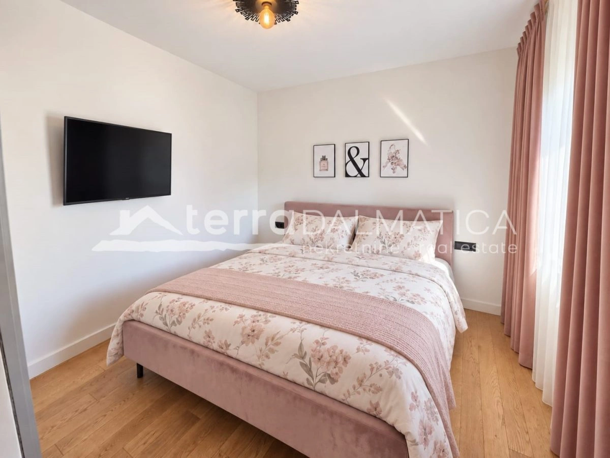 Penthouse in Brodarica with sea view, terrace and parking