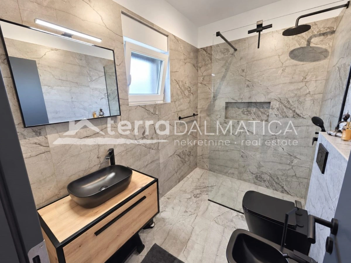 Penthouse in Brodarica with sea view, terrace and parking