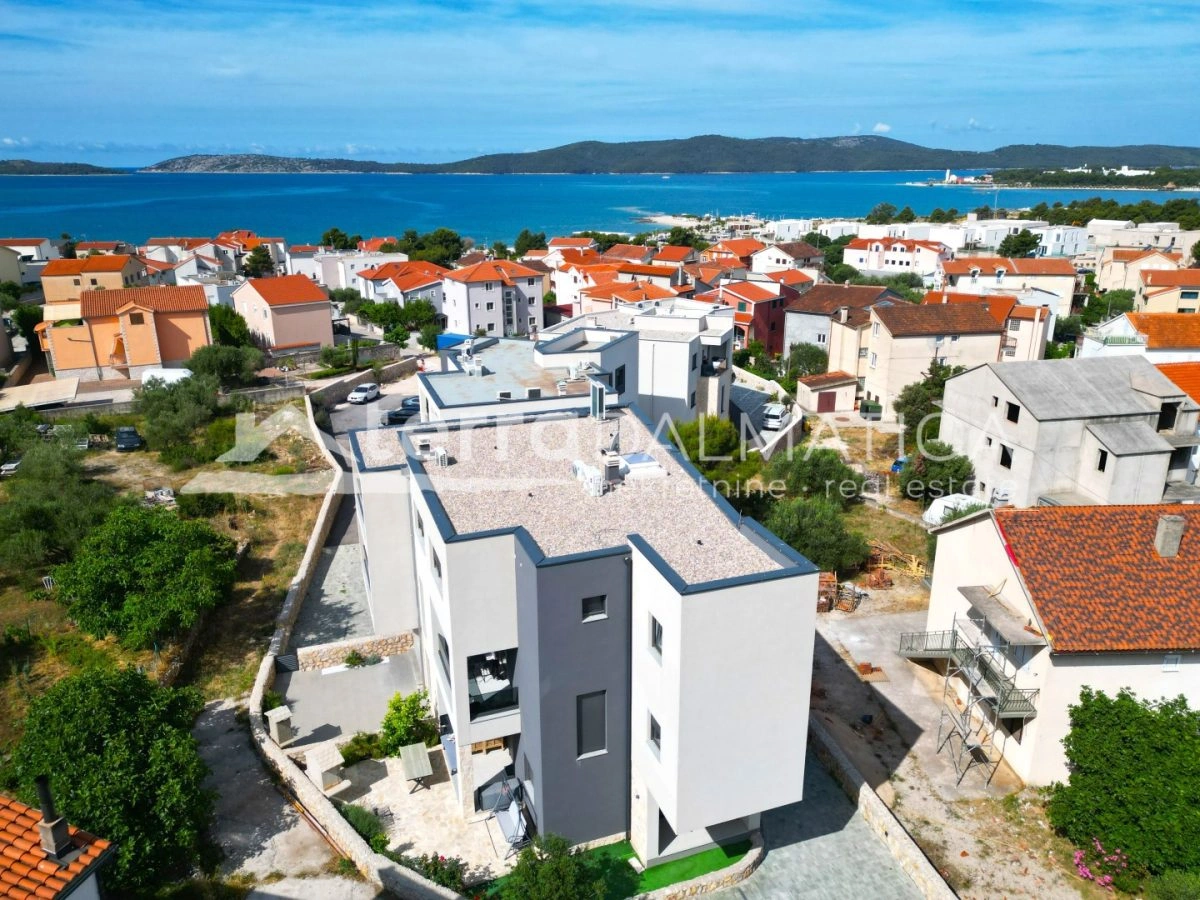 Penthouse in Brodarica with sea view, terrace and parking