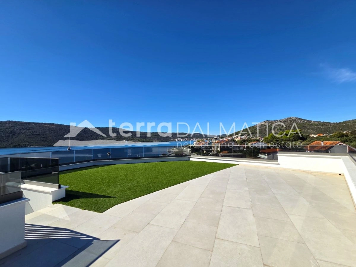 Novogradnja, Poljica – prvi red do mora s krovnom terasom od 91m2 i panoramskim pogledom